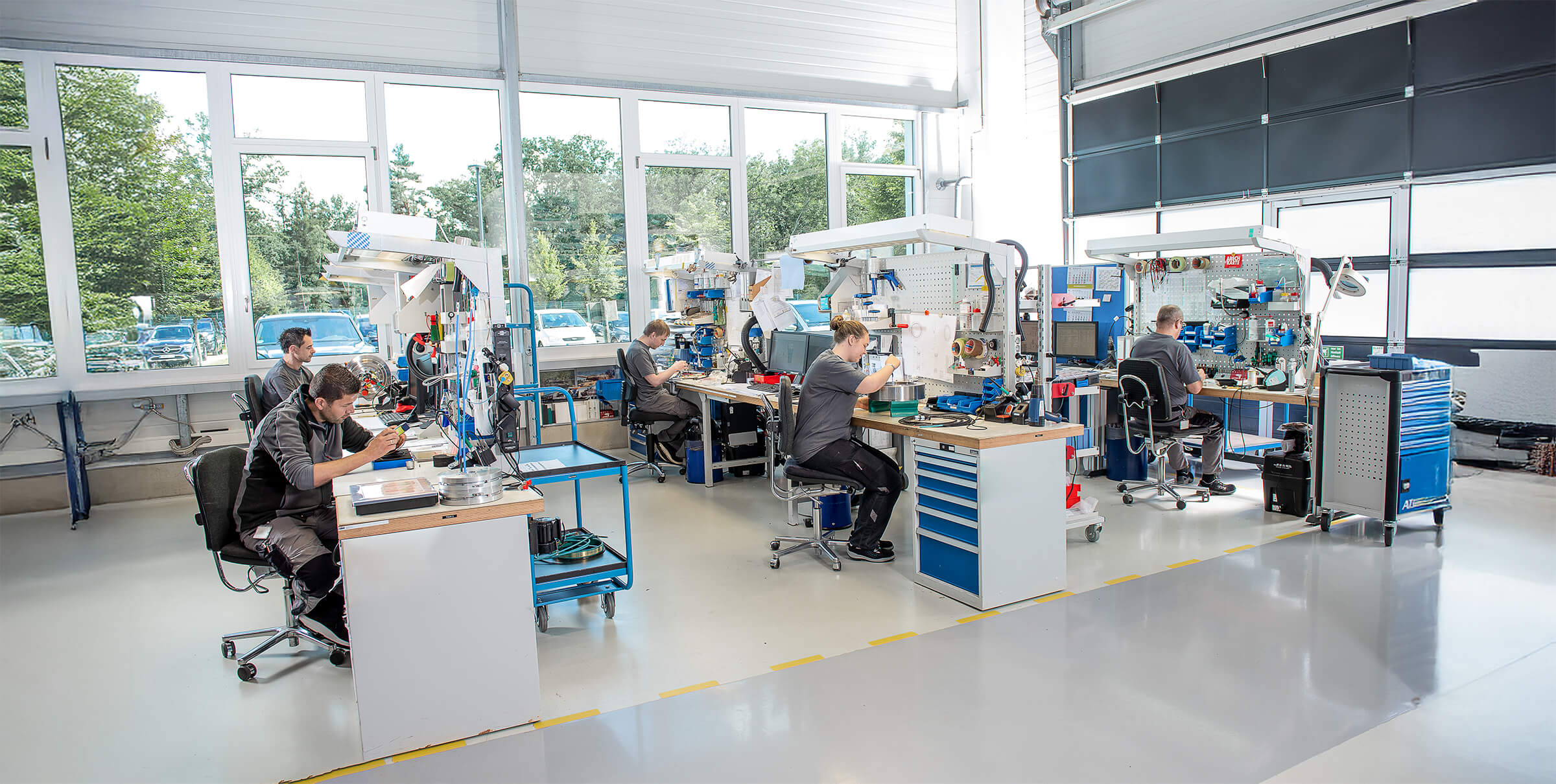 Several SCHLEIFRING employees in production.