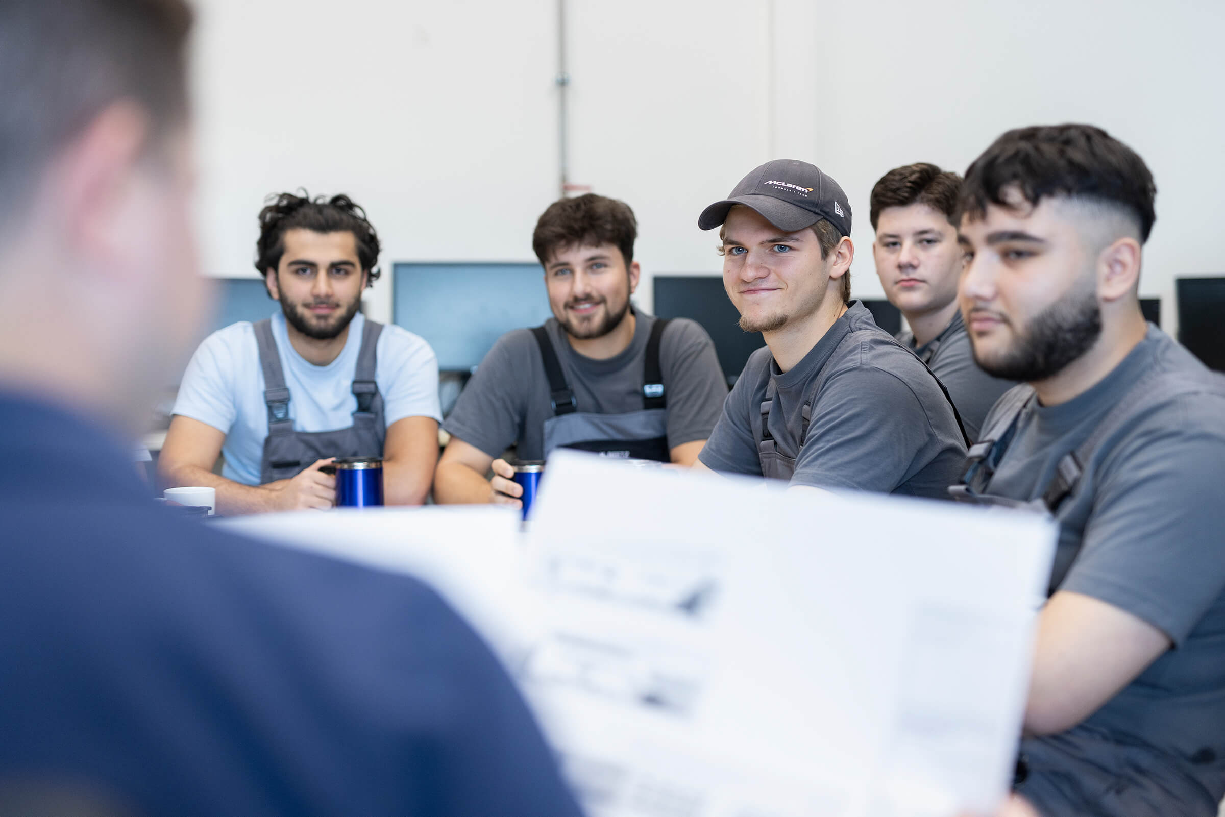 A group of SCHLEIFRING trainees in a team meeting.