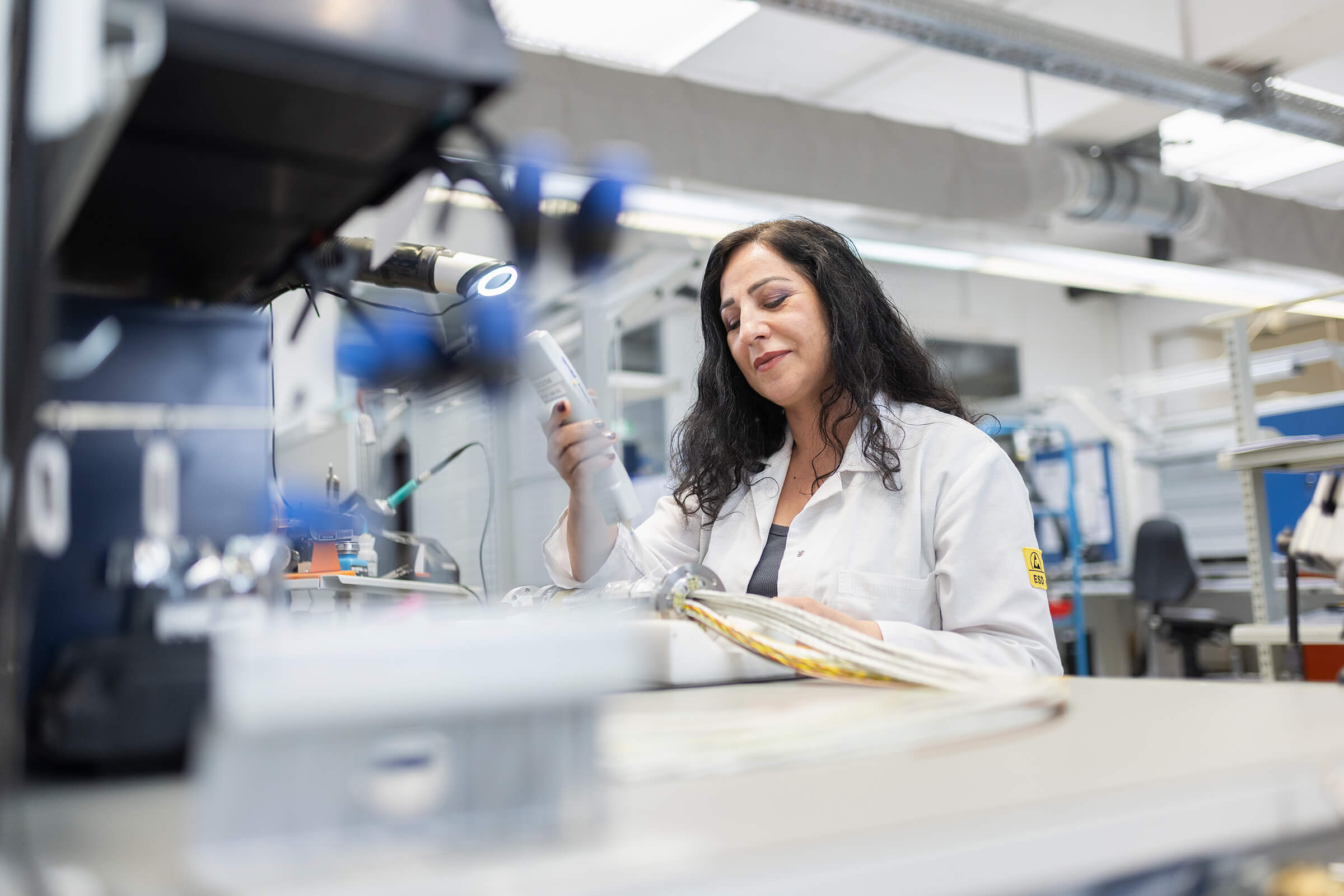 A SCHLEIFRING employee in production.