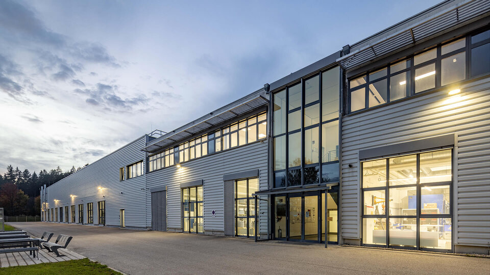 Exterior shot of the new production hall in Kaufbeuren.