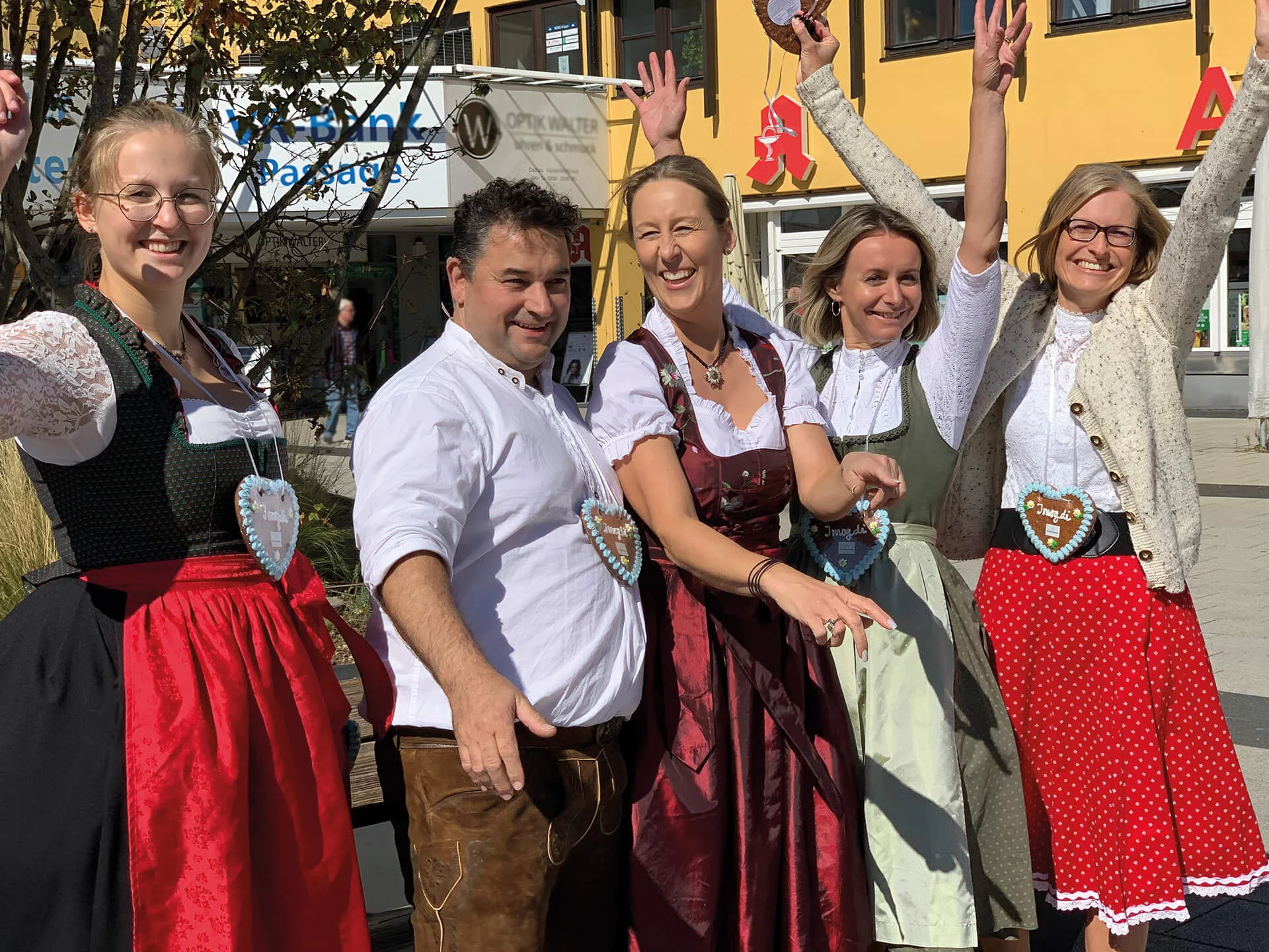 Several SCHLEIFRING employees are celebrating Oktoberfest.