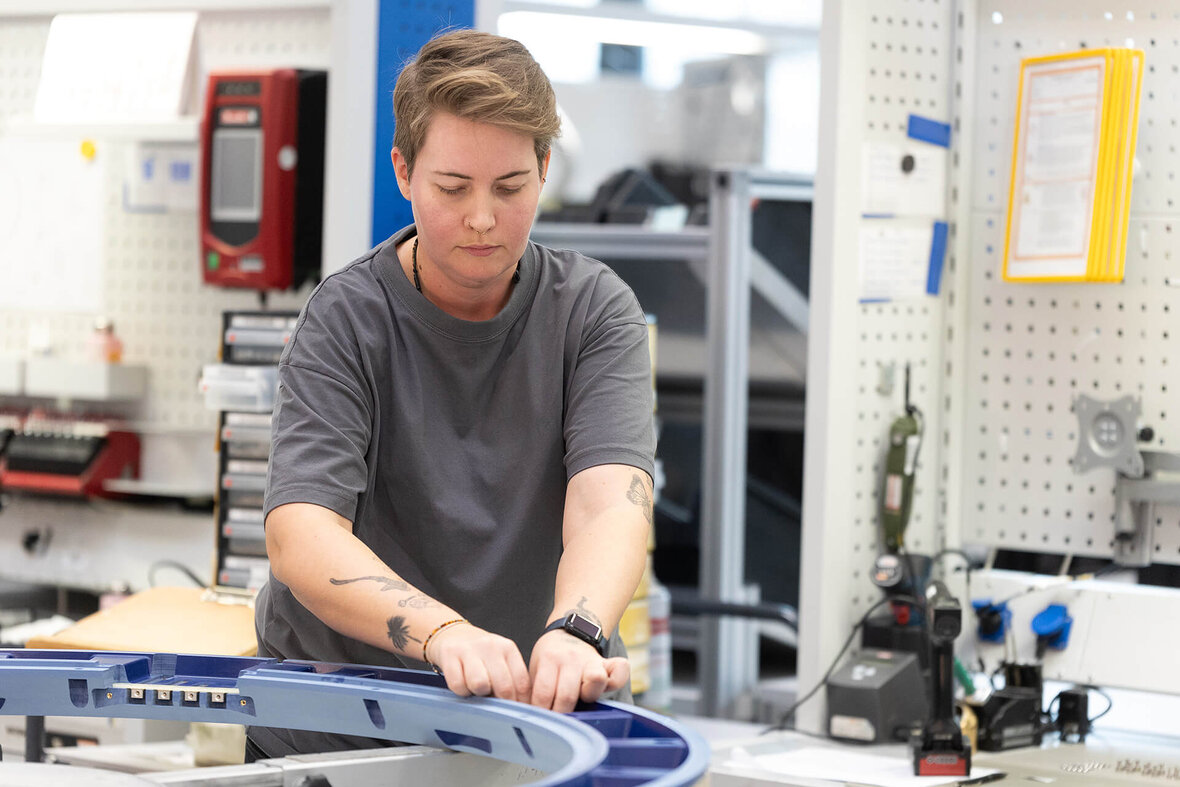 SCHLEIFRING employee in manufacturing.