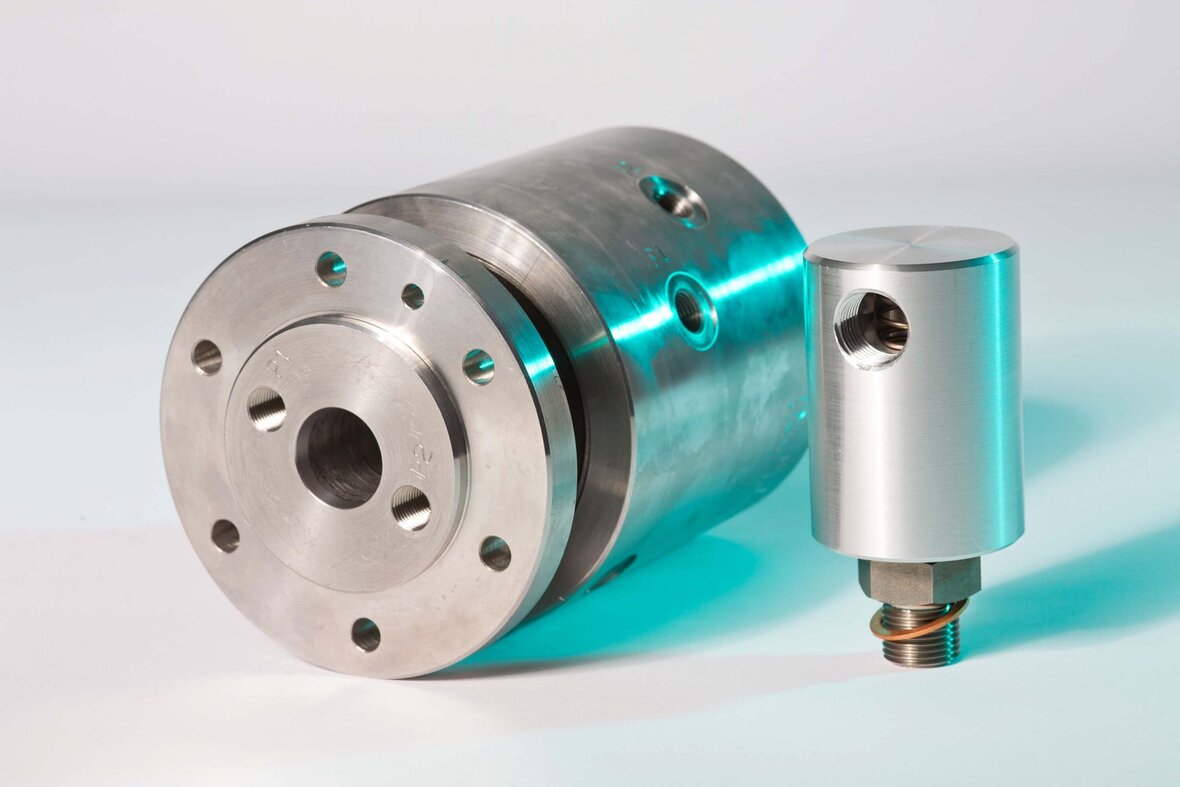 Metal rotary feedthrough with a separate connector.