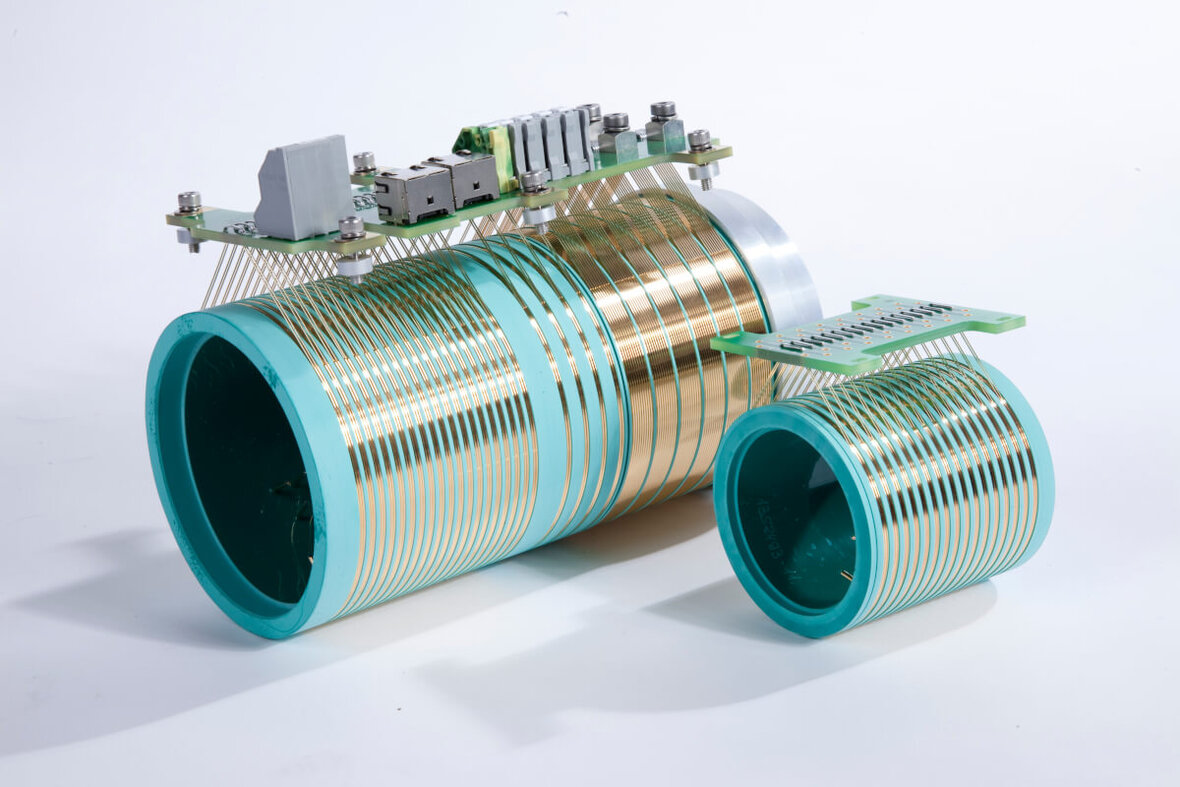 Modular slip ring components with mounted circuit board for signal transmission.