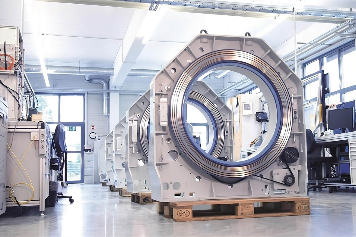 Mehrere große Schleifring-Systeme in einer hellen Montagehalle.